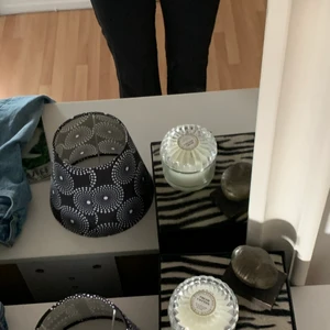 Högmidjade svarta kostymbyxor - Högmidjade svarta kostymbyxor från bikbok i storlek 34 nytt skick