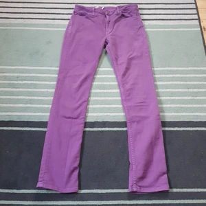 Lila jeans - Jag säljer de här byxorna för att de är snygga och de kan passa många, jag har vuxit ur de så ja tänkte att de kunde passa någon annan och stoleken är 28.