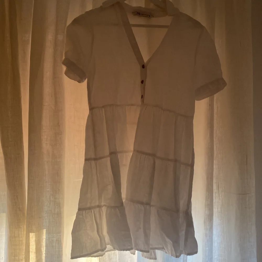 Säljer denna as fina linne klänningen från zara då jag har alldeles för många klänningar💕 Aldrig använt den bara provat💕💕köpt för 350 i vintras. Klänningar.