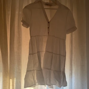 Zara volangklänning  - Säljer denna as fina linne klänningen från zara då jag har alldeles för många klänningar💕 Aldrig använt den bara provat💕💕köpt för 350 i vintras