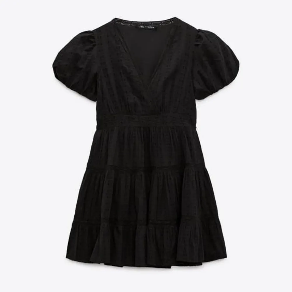 Svart kortärmad klänning med spetsdetaljer från Zara. Bara använd på en skolavslutning så i nyskick!😆Nypris 399. Klänningar.