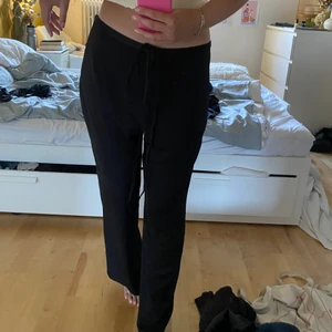 Lågmidjade satinnyxor  - Dessa så fina och smarta satimnyxor är helt oanvända, säljer för att dom ej kommit till användning. Går att ha på flera sätt tack vare snörena 🫶🏼😍