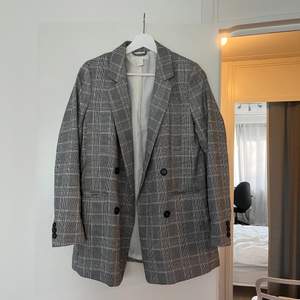 Kavaj från H&M, har använts som både jacka & klänning