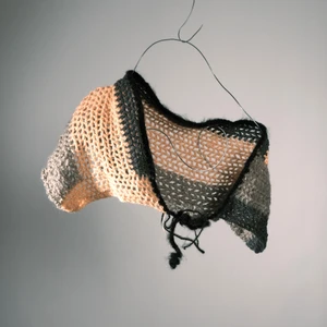 Stickad kjol  - One-of-a-kind stickad kjol. Stickad av Röda Korsets-stickgrupp i Västerort tillsammans med Ebba Martin. Alla pengar från budgivningen går oavkortat till Röda Korsets arbete för att hjälpa människor i kris och katastrofer.