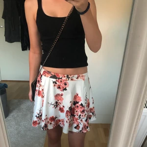 Blommig Kjol - Säljer nu denna jättefina blommiga kjolen!😍 Kjolen är köpt secondhand och är från märket CALLIOPE. Köptes för 100kr men säljer för 40kr+ frakt🤩