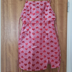 Kort klänning  - Annorlunda klänning som har används till fest och alla hjärtans dag outfit. Är öppen i ryggen med fin snörning. Liten slits på klänningen.