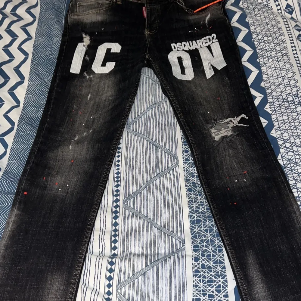 Pris kan diskuteras köper man alla 3 så blir det billigare , västen är L passar m och xl också , bykorna  Ibrahimovic passar m och s , de svarta Icon passar m,s, cs . Jeans & Byxor.