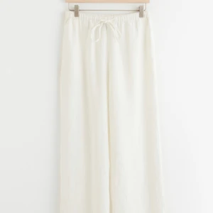 Linnebyxor från Lindex  - Använda fåtal gånger. Säljer eftersom modellen inte sitter så bra på mig 🥰 köptes för 599kr  (Lånade bilder från Lindex hemsida)