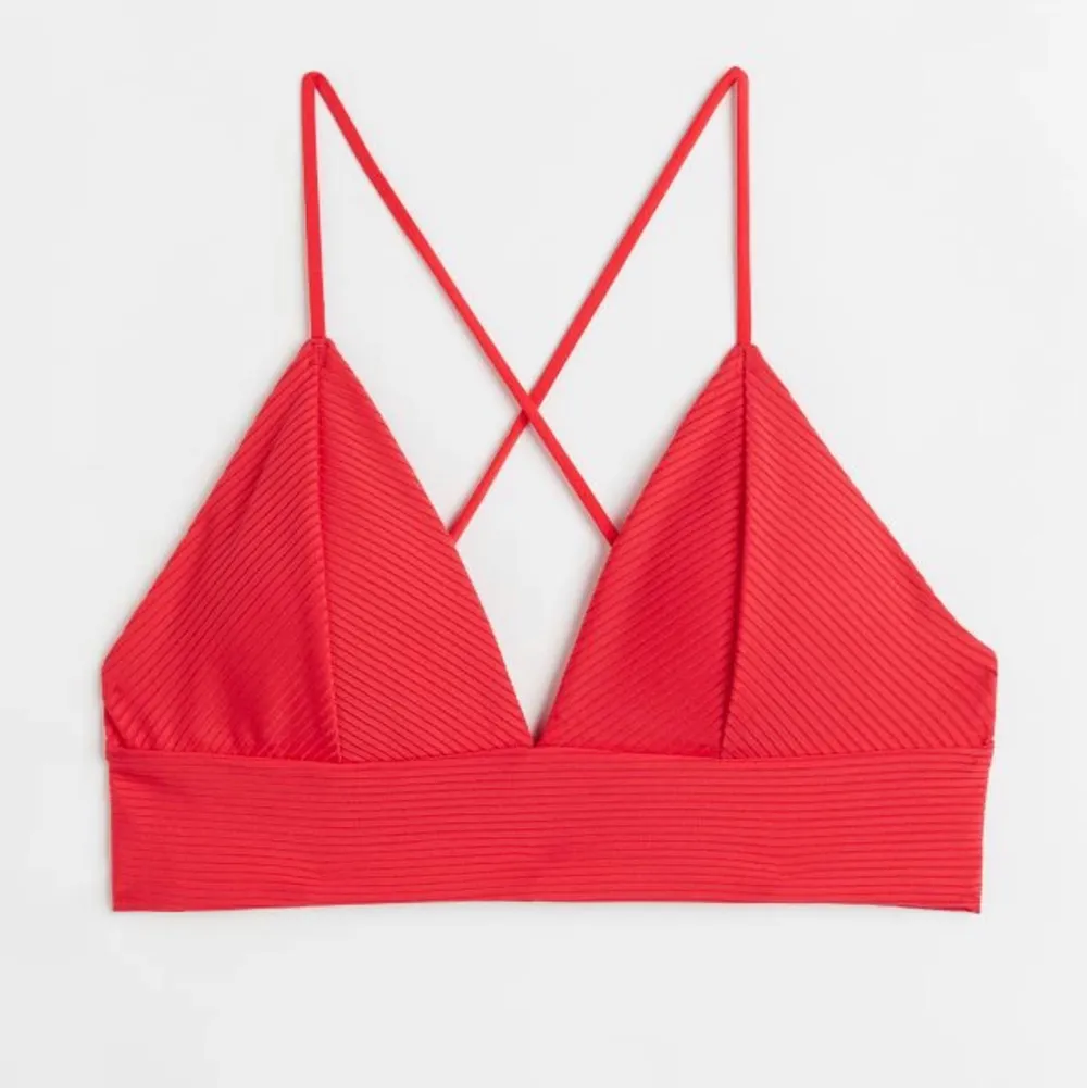 Fin röd bikini överdel från h&m🌹✨ säljes pga för liten, strl 34 men passar även 32. Använd 2-3 gånger nypris 179❣️ skriv om ni har frågor!😊. Övrigt.