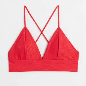 Fin röd bikini överdel från h&m🌹✨ säljes pga för liten, strl 34 men passar även 32. Använd 2-3 gånger nypris 179❣️ skriv om ni har frågor!😊