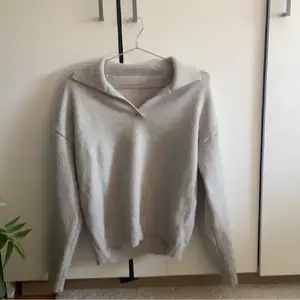 En grå tröja i storlek S, använd nån gång o är i bra skick