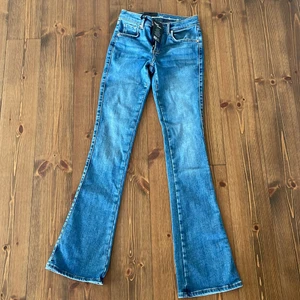 Midrised bootcut jeans - Säljer nu mina skitsnygga midrised bootcut jeans som är köpta på Bikbok. Tyvärr är dessa för långa för mig som är 163 cm lång. Aldrig använda och lappen sitter kvar