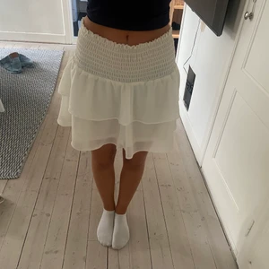 Chelsea kjol - Säljer denna superfina vita kjol ifrån Chelsea i storlek XS. 