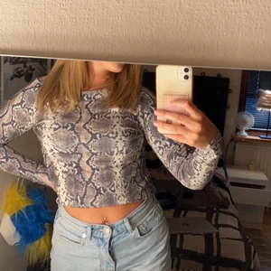 Tröja  - Säljer denna reptilmönstrade tröja köpt på trendhouse. ‼️Tryck inte på köp direkt