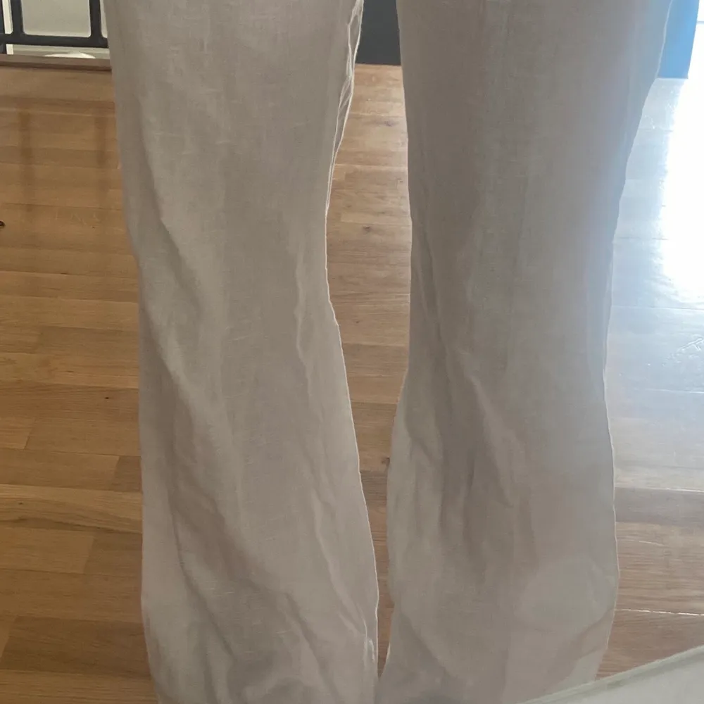Vita linnebyxor som tyvärr inte kommer till användning längre. Köpta på secondhand. Passar mig som är 165cm lång.. Jeans & Byxor.