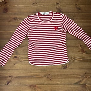 Comme des Garçons tröja - Säljer denna långärmade tröja från Comme des Garçons. Köpt förra året men endast använd någon enstaka gång. Säljer den då jag inte får användning för den. Köpt för cirka 1000kr men säljer vid ett bra bud