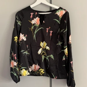 Blommig blus - Storlek S