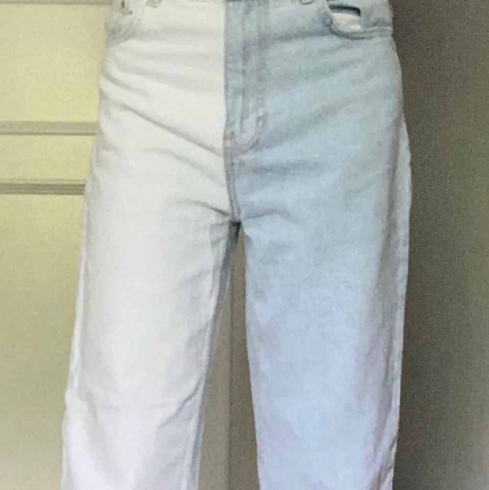 Blåa och vita jeans, högmidjade. Sitter lite löst men tight vid midjan och fötterna. Storlek 34 kvinnor passar perfekt på mig (158cm). Använt få gånger!. Jeans & Byxor.