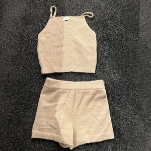 Josefine HJ x NA-KD set - Mysigt beiget set från NA-KD x Josefine HJ, aldrig använt 💕