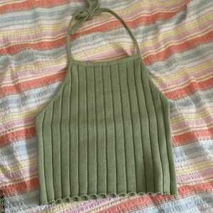Halter top - Jätte fin och sommrig halter top med öppen rygg som jag har köpt ifrån brandy melville, knappt använd av mig. Rätt tjockt material så inte genomskinlig. 