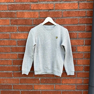 Lyle & Scott Sweatshirt  - Oanvänd grå sweatshirt från Lyle & Scott. Stilren, Tidlös. Nypris 600kr. 