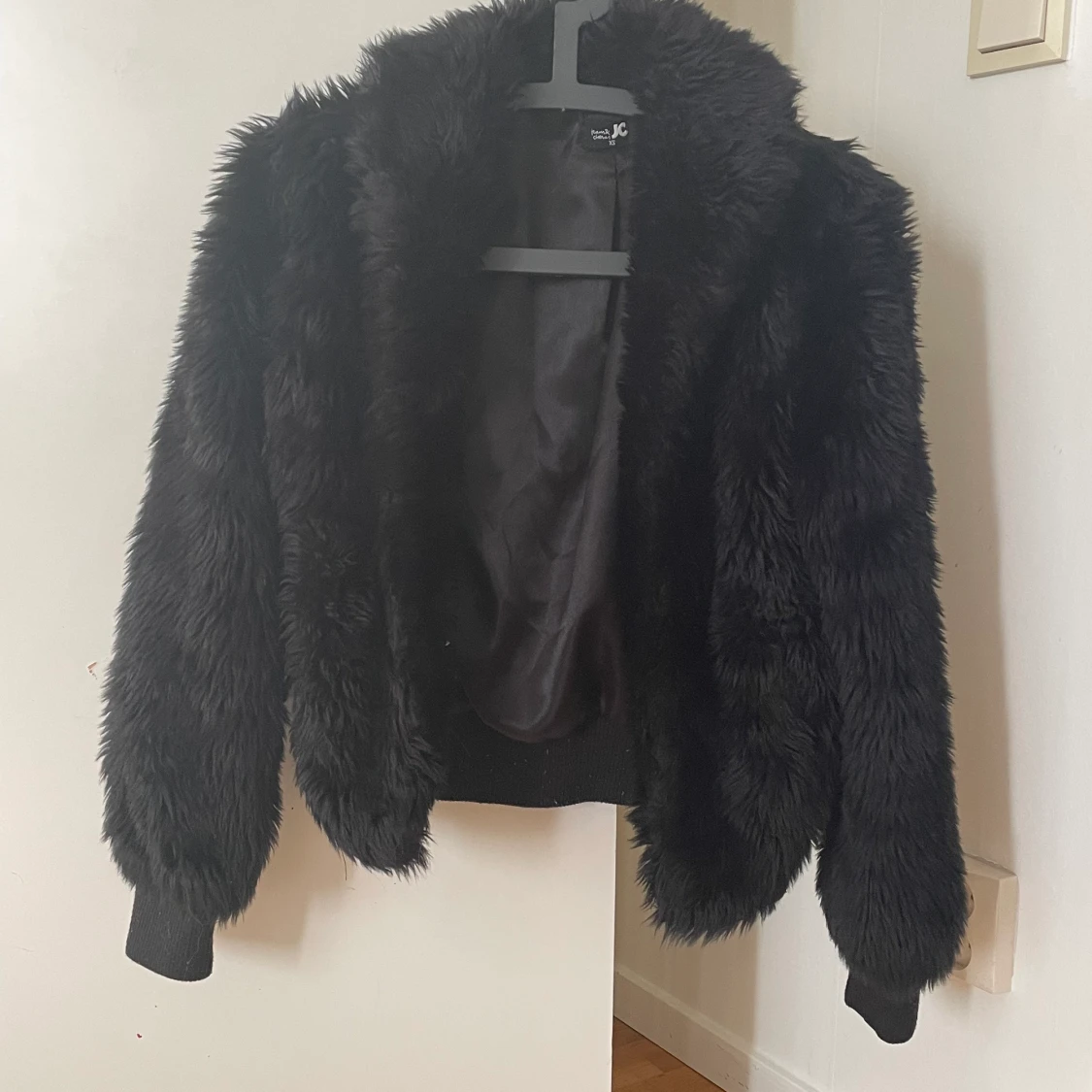 Svart pälsjacka
