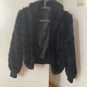 Svart pälsjacka  - En svart pälsjacka, fake päls. Bra skick och knappt använd. 