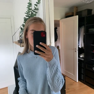 Stickad tröja  - Stickad tröja från hm använd en del där av priset inget fel på den skriv vid intresse🌸