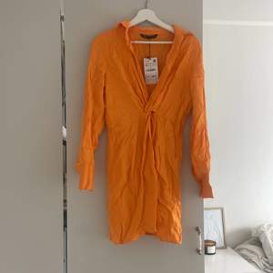 Fin klänning i ”silkesmaterial” från zara  Storlek M Köpt för 399 (aldrig använd) säljs för 100 Behöver strykas. 