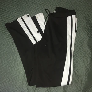 Byxor med slitt  - Coola byxor med öppning längst ner! Öppningen går även att stänga! Fint skick, endast några slitningar vid knapparna längst ner! Fråga bara om du vill ha fler bilder❤️