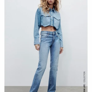 Blåa zara jeans stl 32 - Säljer dessa zara jeans, dom är midrise och använda några få gånger så i väldigt bra skicka, köpte för 359kr säljer för 100kr, köpare står för frakt! Mer information och fler bilder finns hos mig privat!❤️❤️ JEANSEN PÅ ANDRA BILDEN SÅLDA!!!!
