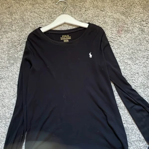 Långermad tröja  -  En polo Ralph lauren tröja storleken är väldigt orklar för de står ingen stans men sen passar På mig som är en xs så runt s-xxs 