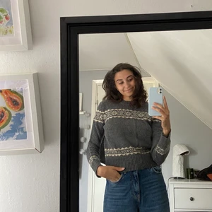 Grå stickad tröja  - Så snygg grå stickad tröja med jättegulligt mönster runt hela🤍 kortare i modellen och passar så bra till jeans, svarta eller vita kostymbyxor men även kjolar🤍 köpt secondhand på humana i Stockholm🤍