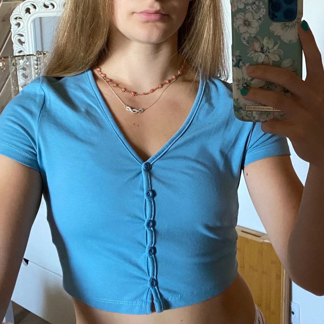 Topp med knappar framtill