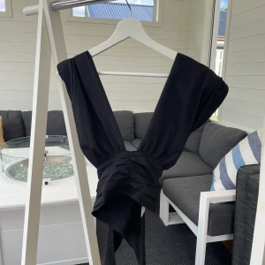 Festtopp  - Jättesnygg festtopp med knytning i ryggen, i storlek 32 men funkar för dom flesta ioch med att man själv kan justera runt magen hur den ska sitta💘 skriv om du har frågor eller vill diskutera priset!