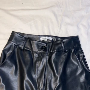 Skinnbyxor  - Skinnbyxor från madlady i storlek s, knappt använt.