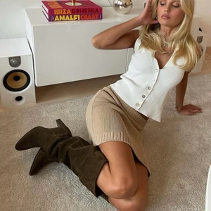 Zara stövlar - Slutsålda mocka stövlar från zara, lånade bilder av frida ottoson! Aldrig använda! Säljer vid bra bud🤍 färgen är mörk grön/brun aktig, nypris är 1100 kr