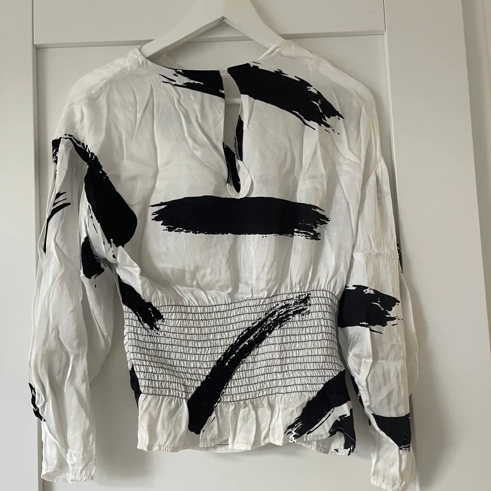 Säljer en svartvit satinblus från mango i stolek S. Pris: 250. . Puserot.
