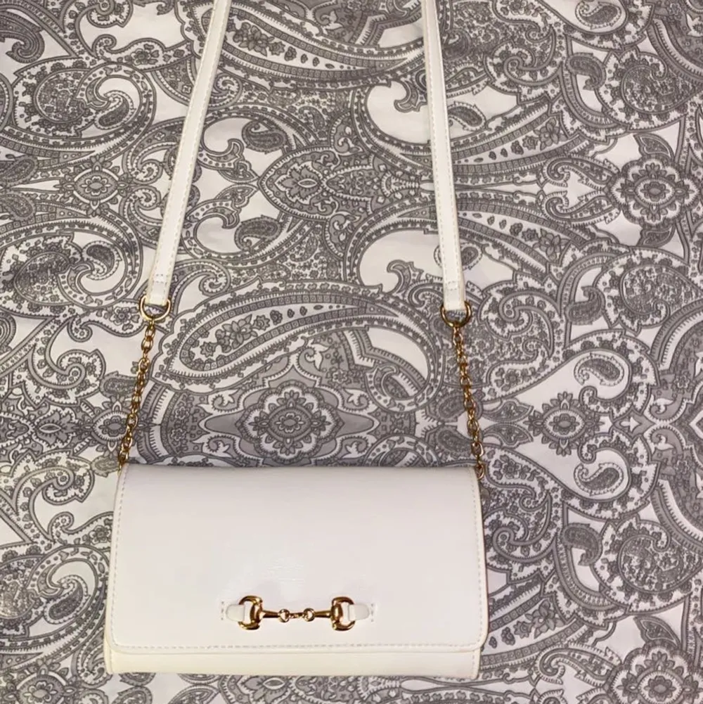 Säljer denna sjukt söta handväskan med gulddetaljer från glitter. ‼️Tryck inte på köp direkt!. Väskor.