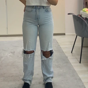 Gina jeans - Raka Gina jeans med hål på knäna, stl 36, använda men i bra skick