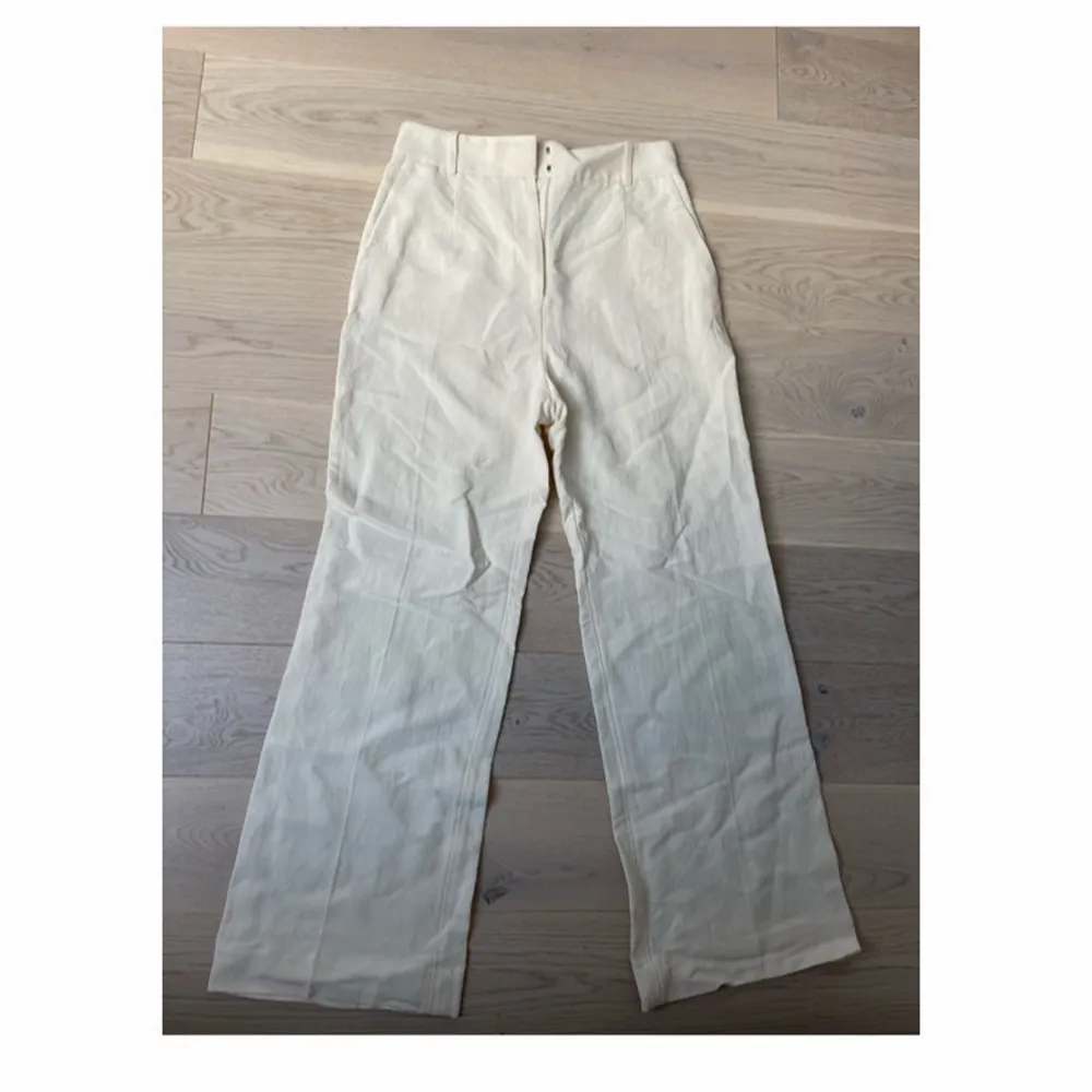 Säljer helt nya vita och vida kostymbyxor från & other stories i storlek 38. Nypris: 990 kr och säljer för 499 kr.. Jeans & Byxor.