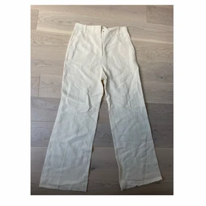 Vita kostymbyxor  - Säljer helt nya vita och vida kostymbyxor från & other stories i storlek 38. Nypris: 990 kr och säljer för 499 kr.