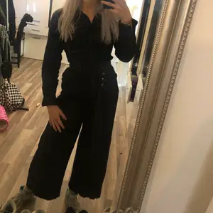 Säljer denna SKITsnygga jumpsuit som tyvärr blivit för liten för mig. 100kr + frakt 🥰