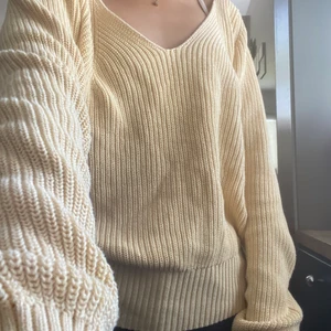 Gul stickad tröja - Säljer jättefin gul stickad tröja, passar bra att ha över ett linne eller något likanande!😊