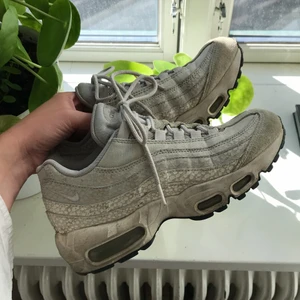 Nike Air Max 95 - Air Max 95, använda men i fint skick. Världens skönaste skor men kommer inte till användning☀️ strl 37,5 (23,5cm)