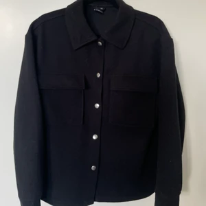 Kappa - En jätte fin kappa som nästan aldrig är använd. Inga tecken på slitage. Storlek XXS. Finns inte och köpa längre, nypris 500. Köparen står för frakten. Skriv om du vill ha fler bilder❤️