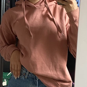 Rosa hoodie - Smutsrosa hoodie utan märke och storlek. Skulle säga xs/s. Saknar fick och är lite luddigt puppor insidan. Säljer för 49kr + frakt 🚚! Skriv vid intresse eller frågor!
