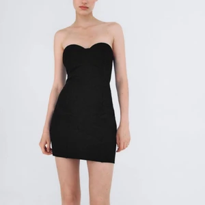 Zara klänning - Så fin bandeauklänning från zara! Helt slutsåld på hemsidan!! Säljer pga använder inte. Frakt tillkommer och pris kan diskuteras!❤️