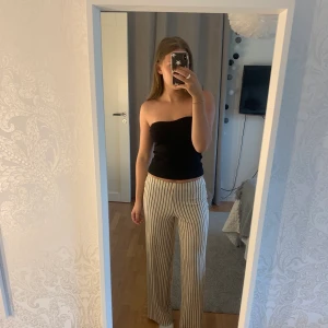 Raka byxor - Raka byxor i ett härligt material från Gina Tricot. Byxorna kan användas både låg- och högmidjat (se bild 1 respektive bild 2). Byxorna är lite korta på mig så jag skulle därför rekommendera dem till en person som är mindre än vad jag är (175 cm lång) 💗💗