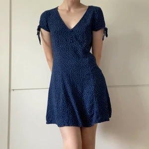 Prickig klänning  - En jättefin prickig klänning från H&M!  Messy French girl vibes 